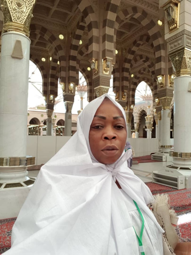 Adja Aby Ndour en mode pèlerinage à la Mecque;