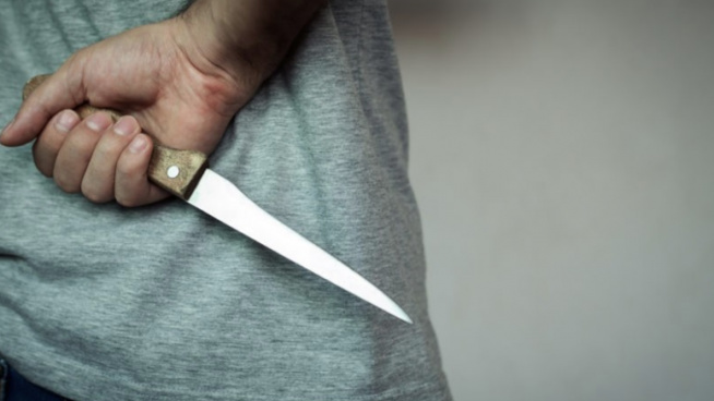 Une jeune fille de 17 ans poignarde son père de 4 coups de couteau Une jeune fille de 17 ans poignarde son père de 4 coups de couteau