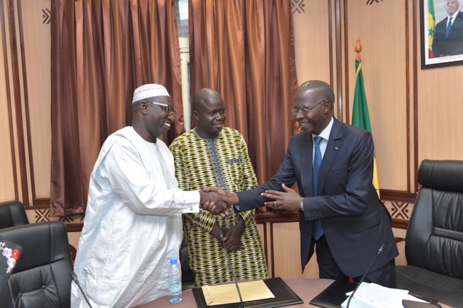 Après leur audience avec le Premier Ministre Mahammed Boun Abdallah Dionne, Bara Sow et la Fédération des laobés du Sénégal et de la diaspora ( Flsd ) plus que jamais déterminés à réélire Macky Sall Après leur audience avec le Premier Ministre Mahammed Boun Abdallah Dionne, Bara Sow et la Fédération des laobés du Sénégal et de la diaspora ( Flsd ) plus que jamais déterminés à réélire Macky Sall