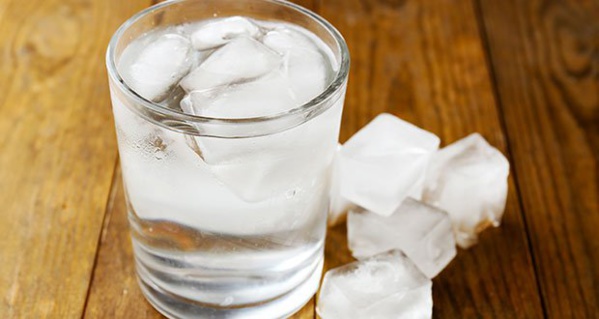 Santé: voici pourquoi boire de l’eau glacée est dangereux Santé: voici pourquoi boire de l’eau glacée est dangereux