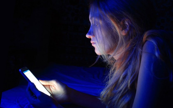 Smartphone : comment la lumière bleue de vos écrans risque de vous rendre aveugle Smartphone : comment la lumière bleue de vos écrans risque de vous rendre aveugle
