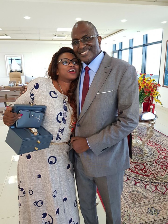 Le Milliardaire Babacar Ngom, en toute complicité avec son épouse et ses filles Le Milliardaire Babacar Ngom, en toute complicité avec son épouse et ses filles