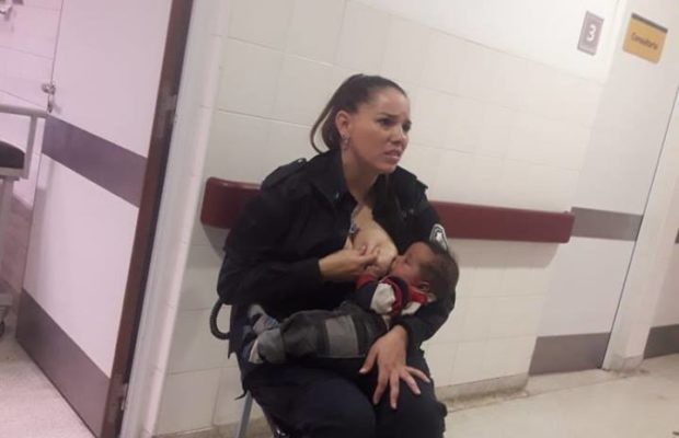UNE POLICIÈRE ÉMEUT LE PAYS EN ALLAITANT UN BÉBÉ ABANDONNÉ À L’HÔPITAL UNE POLICIÈRE ÉMEUT LE PAYS EN ALLAITANT UN BÉBÉ ABANDONNÉ À L’HÔPITAL