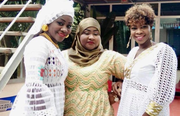 L’animatrice de TFM, Alphie Ba Niatam et Mariane en tenue traditionnelle