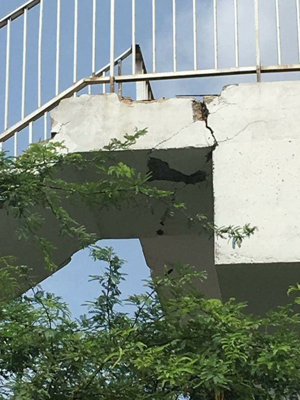 URGENT - La passerelle de Gibraltar menace de tomber d'un moment à l'autre URGENT - La passerelle de Gibraltar menace de tomber d'un moment à l'autre