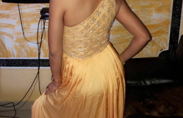 Soumboulou comme une reine dans une robe dorée étincelante