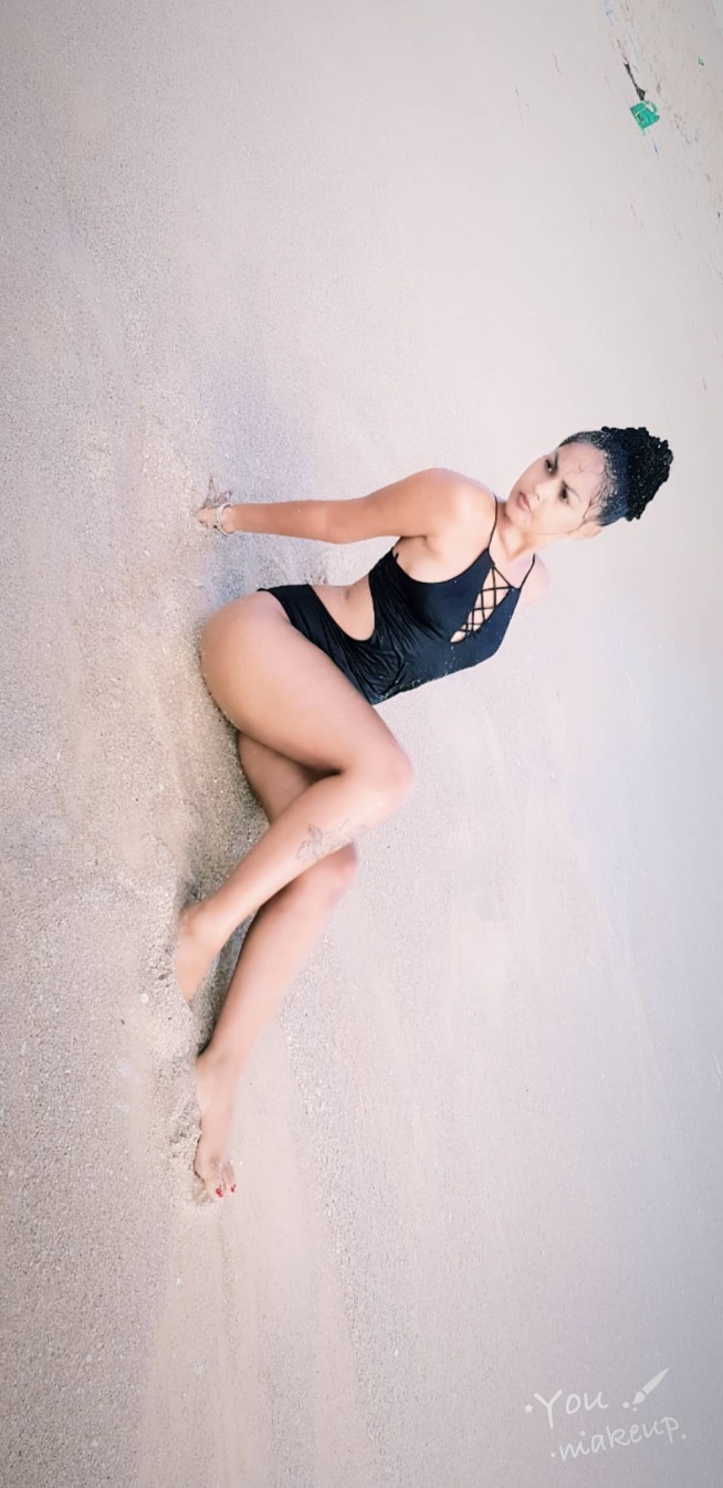 Bijou Siraba en Bikini, elle cherche à tout prix à vendre son corps pour se faire un nom au Sénégal comme les Sora. Bijou Siraba en Bikini, elle cherche à tout prix à vendre son corps pour se faire un nom au Sénégal comme les Sora.