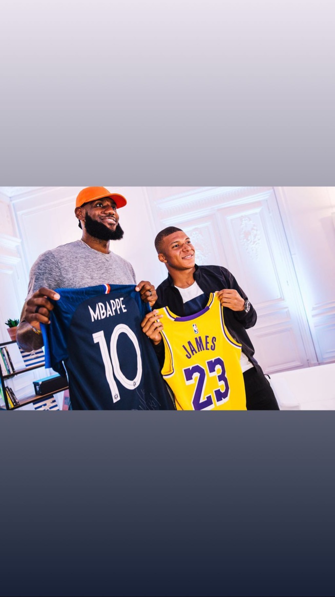 « KING » JAMES RENCONTRE MBAPPÉ ET LUI DONNE UN…