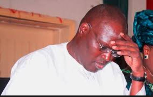 Khalifa Sall à sa secrétaire: "Ah oui je dois signer ? Mais tu oublies que je ne suis plus maire ?"