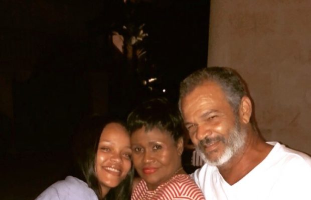 Rihanna pose sans maquillage à côté de ses parents et enflamme le web