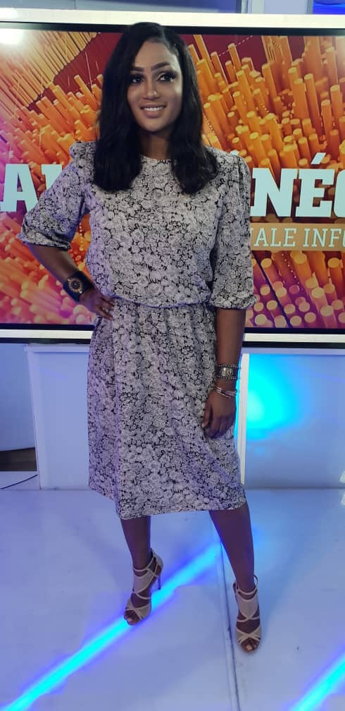 Adjia Astou est très radieuse et class dans 02 sagnsés différents et à couper le souffle Adjia Astou est très radieuse et class dans 02 sagnsés différents et à couper le souffle