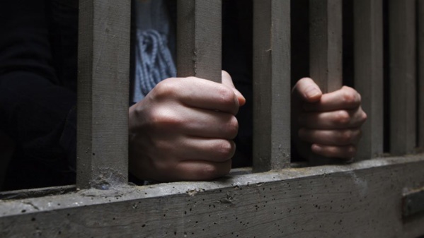 Kaolack :Un individu menace d’incendier le tribunal et brandit deux couteaux Kaolack :Un individu menace d’incendier le tribunal et brandit deux couteaux