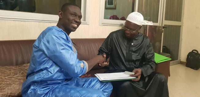 Le chanteur Pape Diouf parraine Macky Sall Le chanteur Pape Diouf parraine Macky Sall