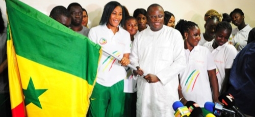 Basket-Coupe du monde féminine 2018: le Ministre des Sports remet le drapeau aux "Lionnes" Basket-Coupe du monde féminine 2018: le Ministre des Sports remet le drapeau aux "Lionnes"