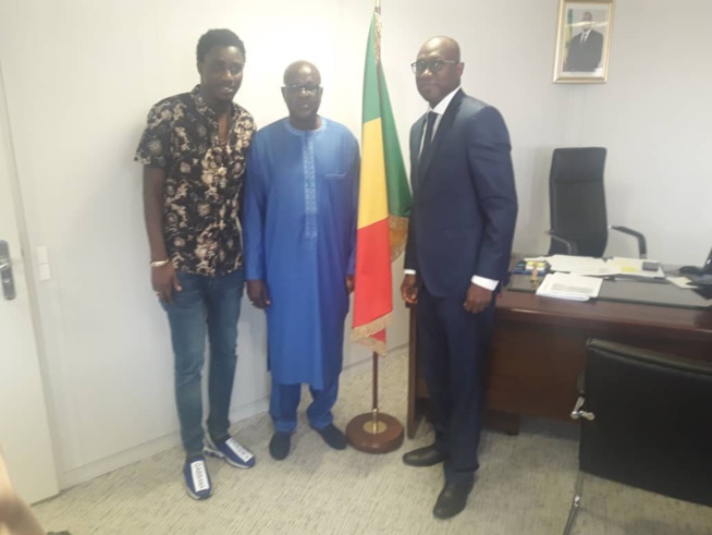 Geneve: Waly Seck et son parrain l'artiste international Ismael Lo reçus par l'AMBASSADEUR DU SENEGAL. Geneve: Waly Seck et son parrain l'artiste international Ismael Lo reçus par l'AMBASSADEUR DU SENEGAL.