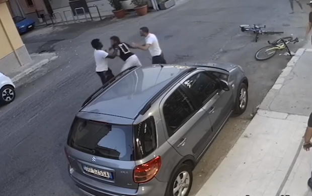 Xénophobie : Regardez l’ignoble agression d’un jeune Sénégalais par des Italiens à Palerme Xénophobie : Regardez l’ignoble agression d’un jeune Sénégalais par des Italiens à Palerme