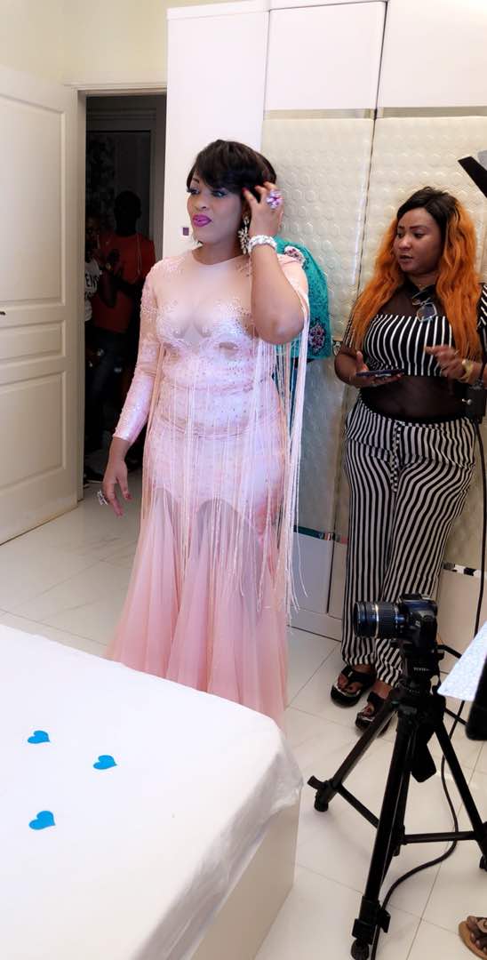 En exclusivité: Les images du tournage de la nouvelle vidéo "BOMBAL" de Guigui et Oumou Sow. En exclusivité: Les images du tournage de la nouvelle vidéo "BOMBAL" de Guigui et Oumou Sow.
