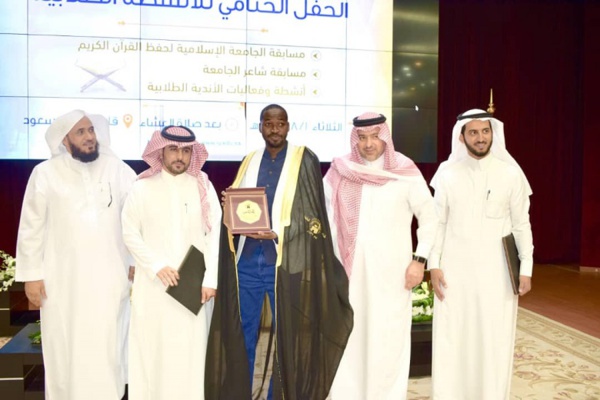 Ndiogou Gningue: ce champion de la poésie arabe qui "impressionne" toute l'Arabie Saoudite Ndiogou Gningue: ce champion de la poésie arabe qui "impressionne" toute l'Arabie Saoudite