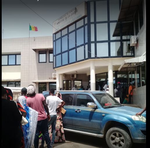 Kawtef au Tribunal Pikine-Guédiawaye: Un pervers éjacule sur la jupe d’une fille en pleine audience Kawtef au Tribunal Pikine-Guédiawaye: Un pervers éjacule sur la jupe d’une fille en pleine audience