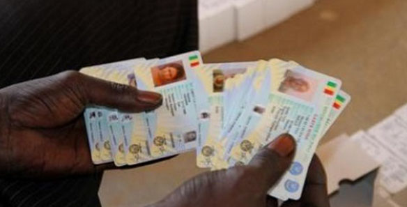 Mbour: Une responsable de l'Apr dérobe des pieces de Cni dans un Commissariat Mbour: Une responsable de l'Apr dérobe des pieces de Cni dans un Commissariat