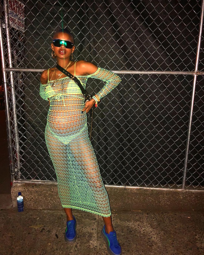 UNE MANNEQUIN DÉFILE ENCEINTE POUR RIHANNA ET ACCOUCHE JUSTE APRÈS UNE MANNEQUIN DÉFILE ENCEINTE POUR RIHANNA ET ACCOUCHE JUSTE APRÈS