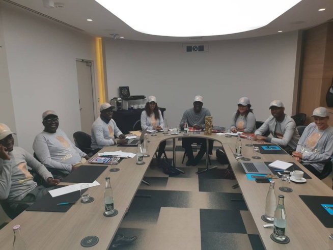 Réunion de l'staff Parisien autour du Président Mbagnick Diop ce samedi soir à Paris au Sofitel des Champs Élysées  dans le cadre des African Leadership Awards. Cérémonie prestigieuse qui est prévue le 10 Novembre à Paris. Jour J - 55