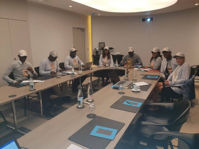 Réunion de l'staff Parisien autour du Président Mbagnick Diop ce samedi soir à Paris au Sofitel des Champs Élysées  dans le cadre des African Leadership Awards. Cérémonie prestigieuse qui est prévue le 10 Novembre à Paris. Jour J - 55