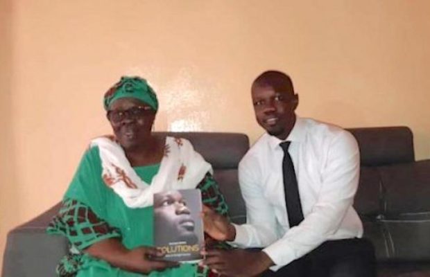 La mère d’Ousmane Sonko reçoit la visite des agents de renseignement