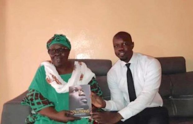 La mère d’Ousmane Sonko reçoit la visite des agents de renseignement La mère d’Ousmane Sonko reçoit la visite des agents de renseignement