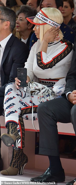 Nicki Minaj dévoile ses tétons dans une combinaison qui ne cache rien