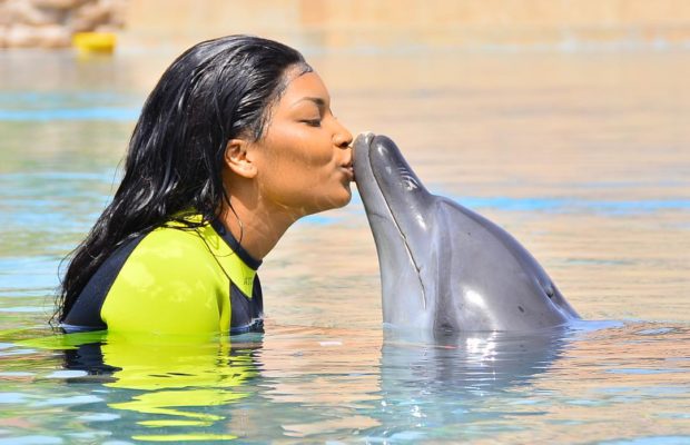 l’actrice Louise prend du bon temps, poursuit ses vacances de rêve A…