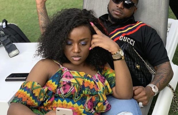 Davido en toute complicité avec sa petite amie Chioma Rowland… Davido en toute complicité avec sa petite amie Chioma Rowland…