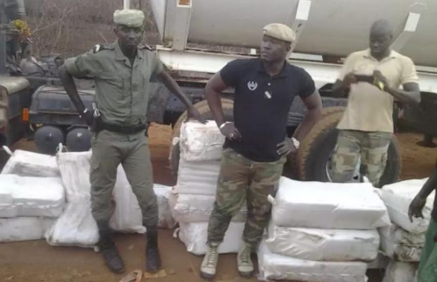 Petit-Mbao : 1 tonne de chanvre indien saisie dans un camion en provenance du Mali Petit-Mbao : 1 tonne de chanvre indien saisie dans un camion en provenance du Mali