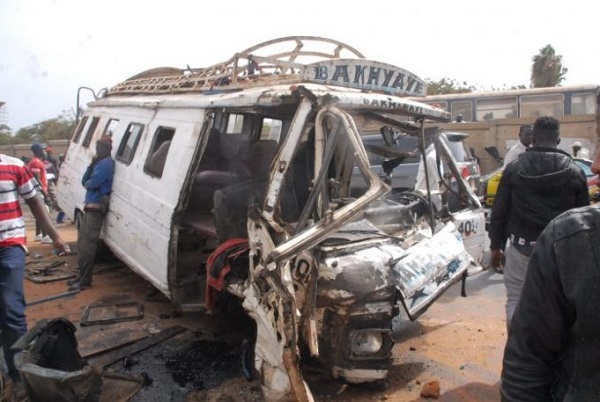 Péage de Pikine : Un car « Ndiaga Ndiaye » se renverse et fait plusieurs blessés graves Péage de Pikine : Un car « Ndiaga Ndiaye » se renverse et fait plusieurs blessés graves