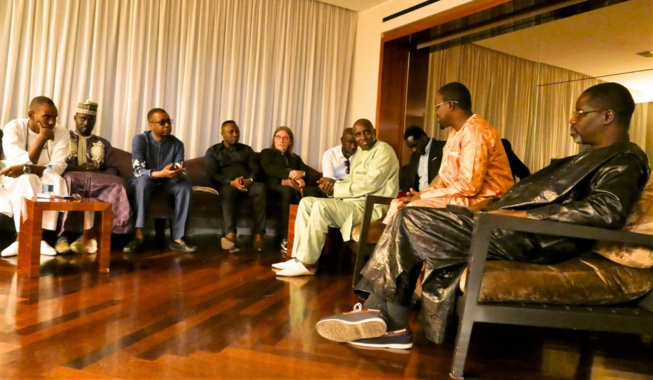 Youssou Ndour à la rencontre de Asse Ndiaye le président de "FÉKKÉ MA CI BOOLÉ" en Italie avec ses partisans. Youssou Ndour à la rencontre de Asse Ndiaye le président de "FÉKKÉ MA CI BOOLÉ" en Italie avec ses partisans.