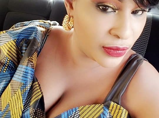 Kebs Thiam, toute ravissante dans sa tenue traditionnelle "Wax"
