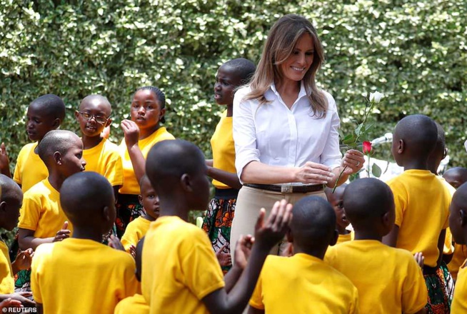 En visite en Afrique, Melania Trump choque en portant un… En visite en Afrique, Melania Trump choque en portant un…