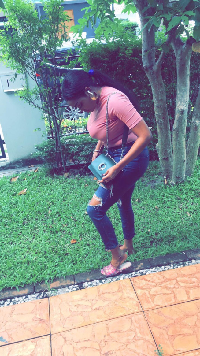 Quand Diodio Diaw, la soeur de Katy Chimer met en extravagance ses formes, elle se la coule douce en oubliant Ibou Touré … Quand Diodio Diaw, la soeur de Katy Chimer met en extravagance ses formes, elle se la coule douce en oubliant Ibou Touré …