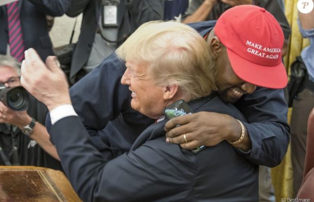 KANYE WEST RENCONTRE DONALD TRUMP : LE RAPPEUR FAIT LE SHOW À LA MAISON BLANCHE (VIDÉO) KANYE WEST RENCONTRE DONALD TRUMP : LE RAPPEUR FAIT LE SHOW À LA MAISON BLANCHE (VIDÉO)