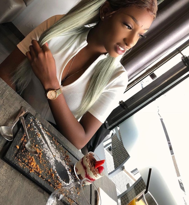 Miss Sénégal France Fatou Mbaye toute joyeuse dans un restaurant
