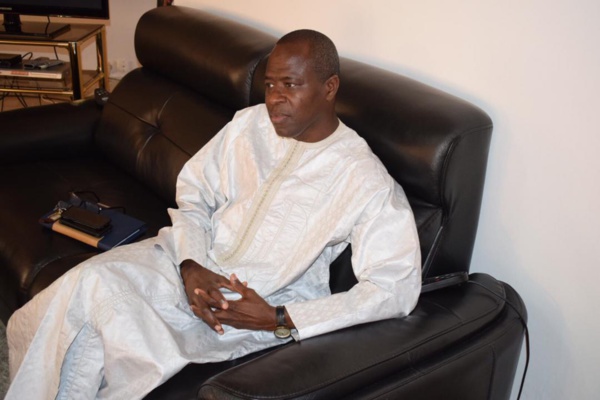 Yatma Guèye, le Directeur de Cabinet du Ministre Diene Farba Sarr, a remis au maire Abdoulaye Thimbo, un lot de signatures de 1.400 parrains Yatma Guèye, le Directeur de Cabinet du Ministre Diene Farba Sarr, a remis au maire Abdoulaye Thimbo, un lot de signatures de 1.400 parrains