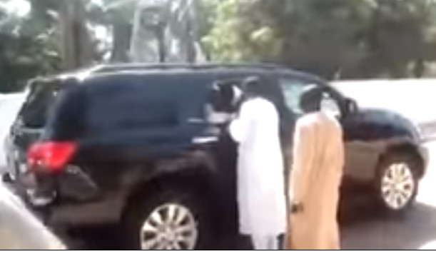 Un homme stoppe le cortège voitures du président Macky Sall pour… Un homme stoppe le cortège voitures du président Macky Sall pour…