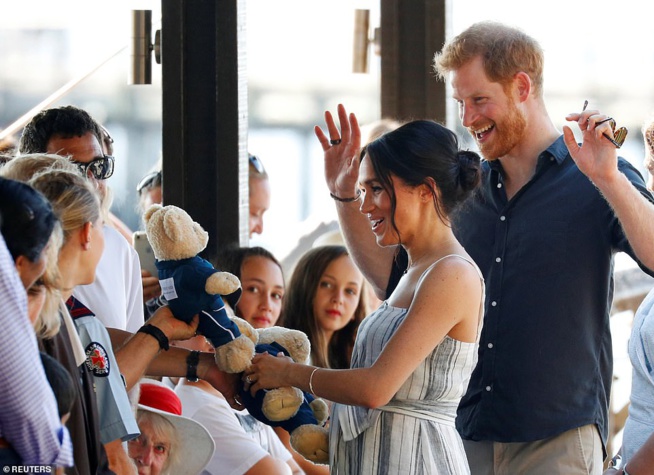 La tenue de Meghan Markle enceinte, ELLE DÉVOILE SON BABY BUMP DANS UNE…