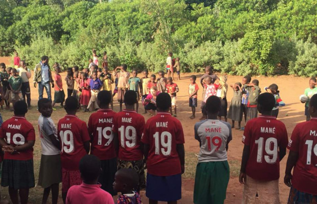Plus de 100 maillots de Sadio Mane offerts à des orphelins au Malawi… Plus de 100 maillots de Sadio Mane offerts à des orphelins au Malawi…