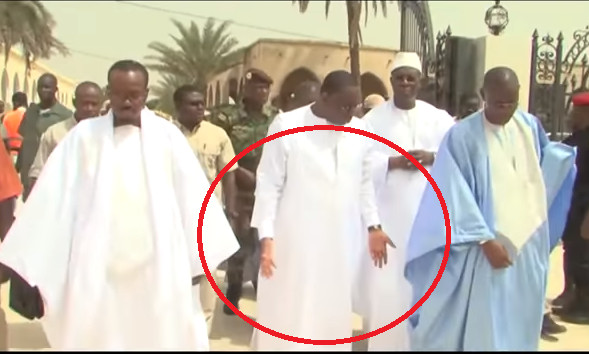 Macky Sall et les chaussures dans la mosquée de Touba: Rappelé à l’ordre par un… le chef de l’Etat s’énerve devant tout le monde.