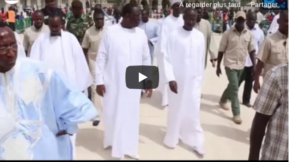 Touba: Le Président Macky Sall a bel et bien enlevé ses chaussures à la Grande mosquée Touba: Le Président Macky Sall a bel et bien enlevé ses chaussures à la Grande mosquée