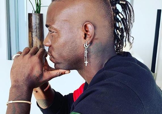 Arrêt sur image : Admirez la nouvelle coupe de cheveux de Balotelli…