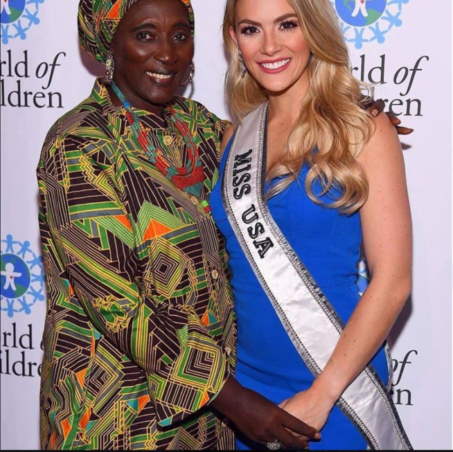 Arrêt sur image : Anta Mbow pose avec la Miss des Etats Unis