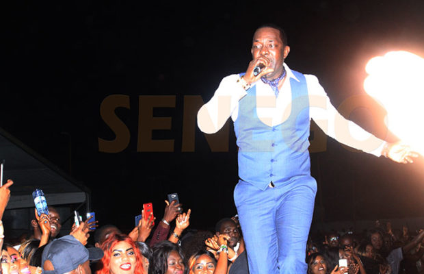 Surprise ! Mbaye Dièye Faye chante de la Salsa. Regardez ! Surprise ! Mbaye Dièye Faye chante de la Salsa. Regardez !
