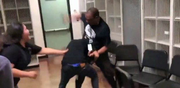 Etats-Unis : un professeur frappe son élève qui l’a traité de « nègre » REGARDEZ Etats-Unis : un professeur frappe son élève qui l’a traité de « nègre » REGARDEZ